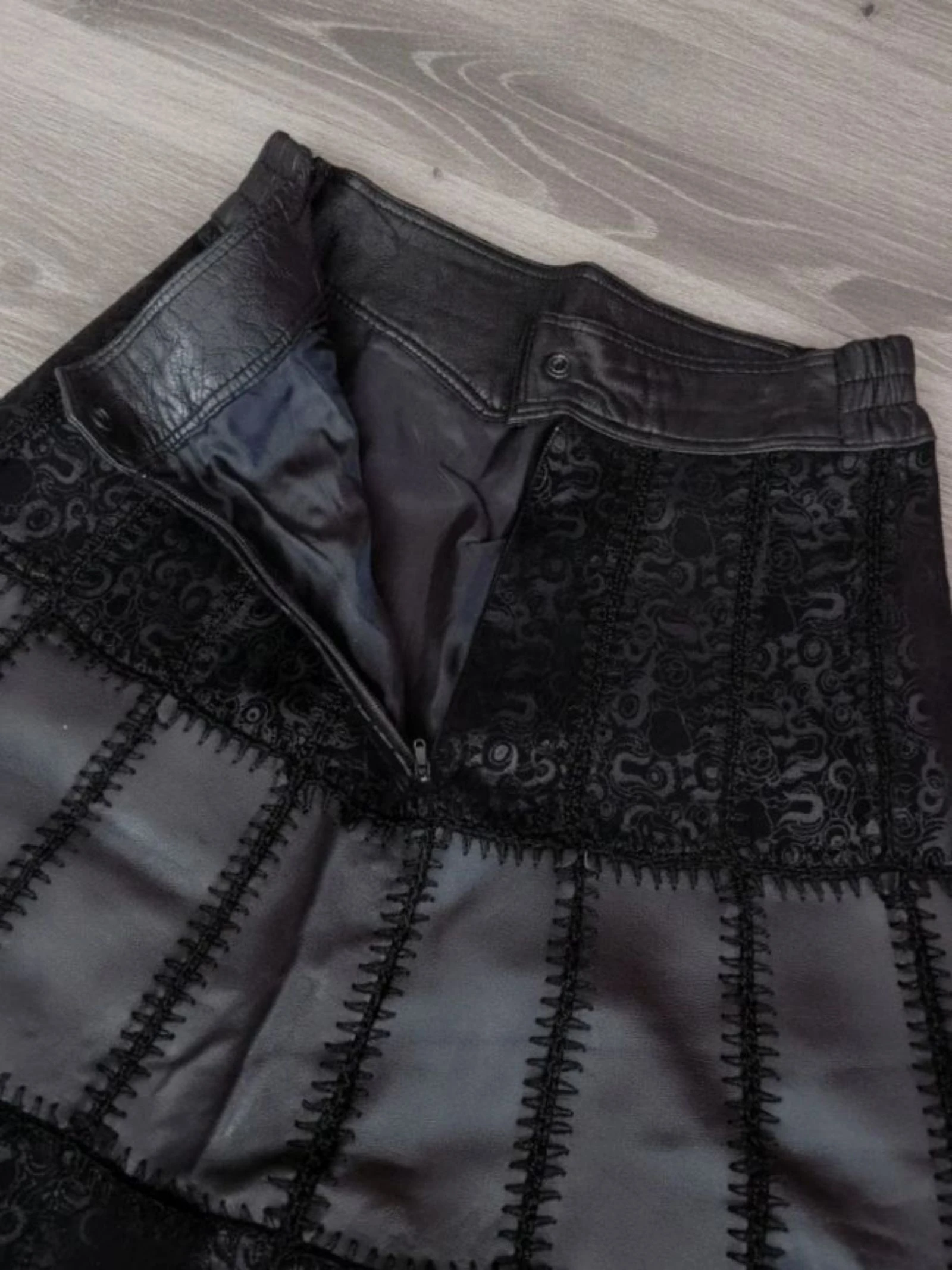Y2K Gothic Grunge Vintage Black Faux Leather Patchwork Lace Midi Skirt XS – photo 6